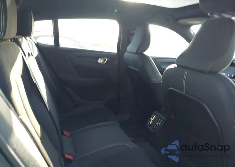 2023 Volvo C40 Recharge Pure Electric Twin Plus z USA, uszkodzony, nr VIN YV4ED3GL3P2057722